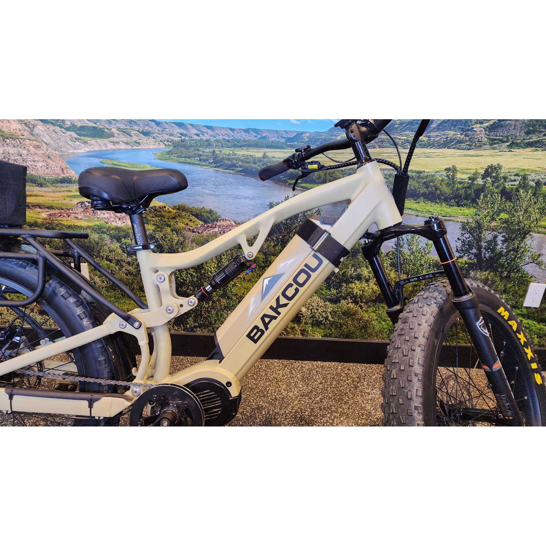 Storm 17" Medium Frame 21AH Matte Desert Tan Demo Special