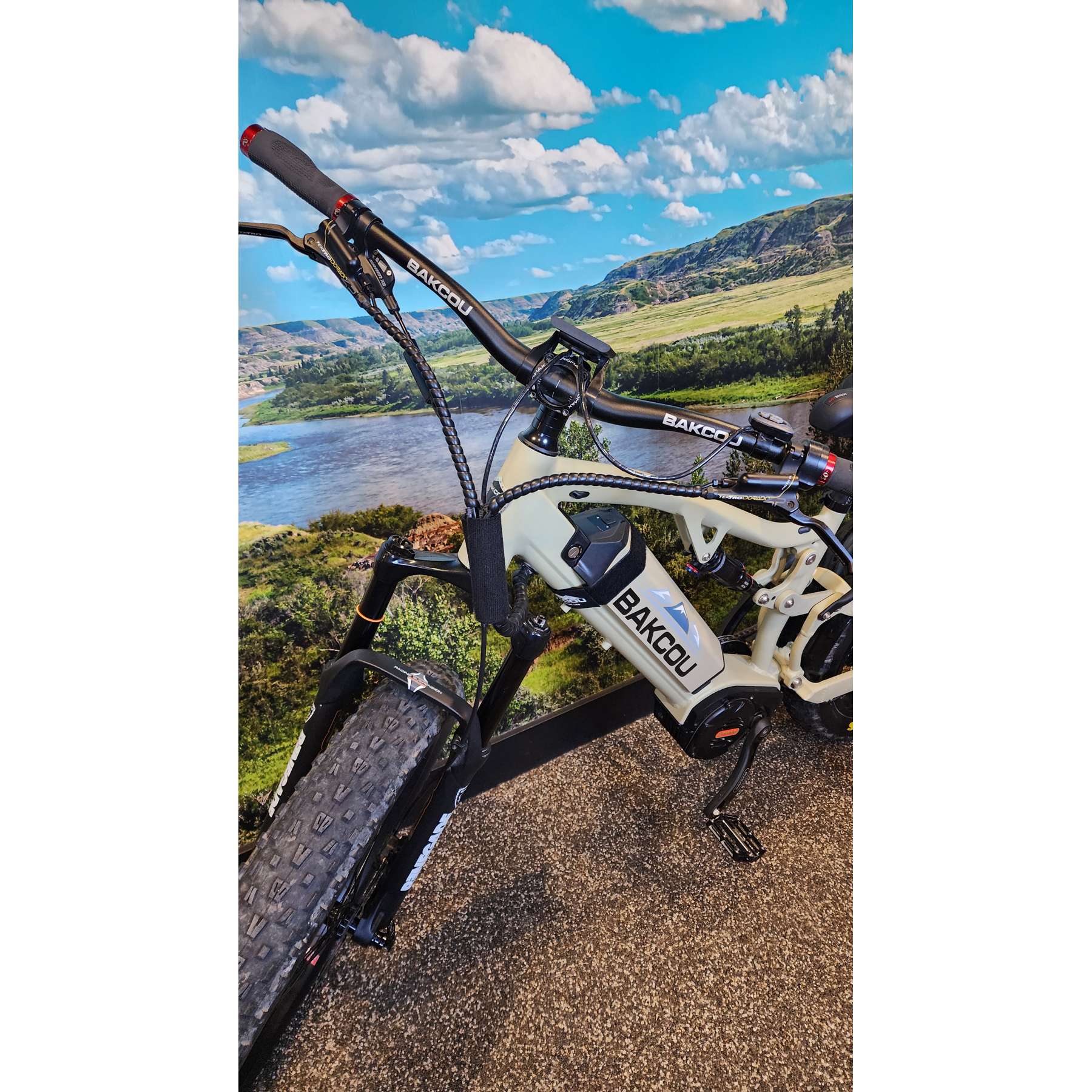 Storm 17" Medium Frame 21AH Matte Desert Tan Demo Special